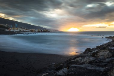Puerto de la Cruz'da siyah çakıl plajı batmadan Tenerife