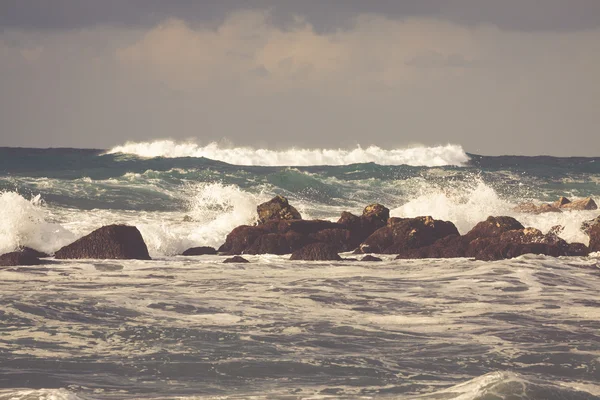 Potentes olas del océano Atlántico cerca de la costa de Tenerife, se centran en w — Foto de Stock