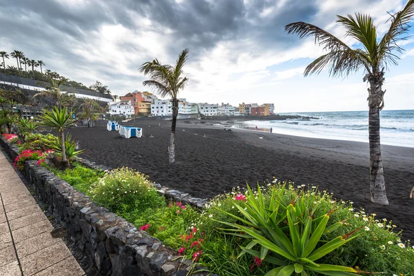 Puerto De La Cruz'da, ecek Atlantik Okyanusu kıyısında — Stok fotoğraf