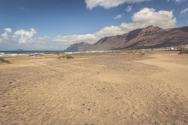 海岸の Famara ビーチ、ランサローテ島、カナリア諸島、スペイン — ストック写真