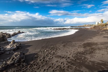 Puerto De La Cruz'da, ecek Atlantik Okyanusu kıyısında