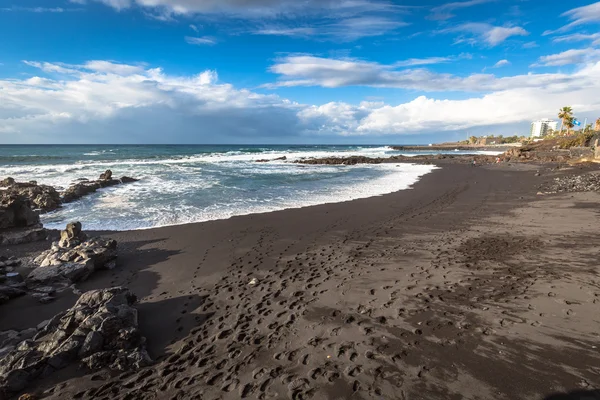 Die küste des atlantischen ozeans in puerto de la cruz, einer der — Stockfoto