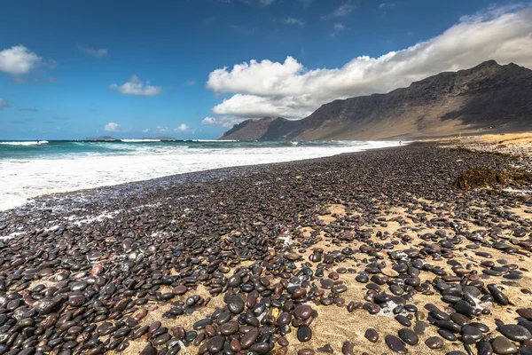 Coast of Famara beach, Lanzarote Island, Canary Islands, Spain — Stock Photo, Image
