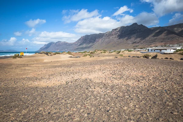 Παραλία ακτή του Famara, νησί Lanzarote, Κανάρια νησιά, Ισπανία — Φωτογραφία Αρχείου