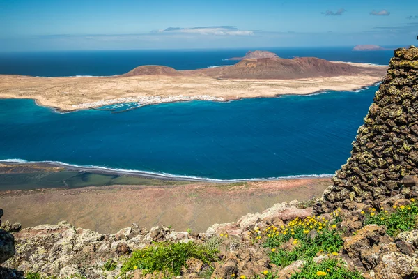 从美丽都德尔里奥、 兰萨罗特岛岛回到岛的视图, — 图库照片