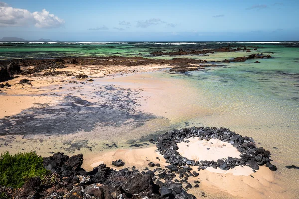 Pobřeží Atlantského oceánu poblíž města Orzoly na Lanzarote, Canar — Stock fotografie