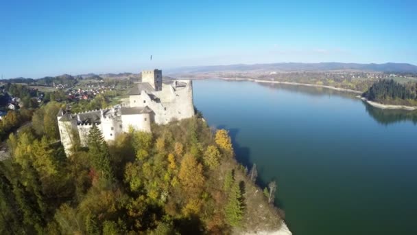 Letecké záběry Niedzica Castle Czorsztyn jezera v Polsku — Stock video