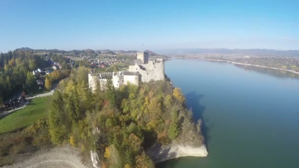 Aerial bilder av Niedzica Castle på Czorsztyn Lake i Polen — Stockvideo