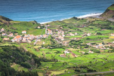 Azores kıyı şeridi manzara Faya Grande, Flores Adası. Portug