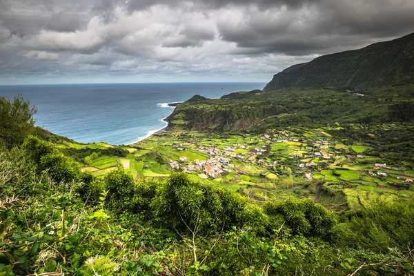 Paisagem costeira dos Açores em Faja Grande, ilha das Flores. Portug — Fotografia de Stock