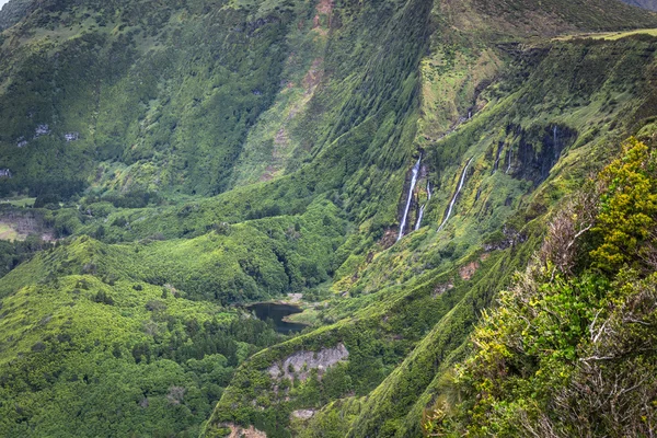 Paisaje de las Azores en la isla Flores. Cascadas en Pozo da Alagoin — Foto de Stock