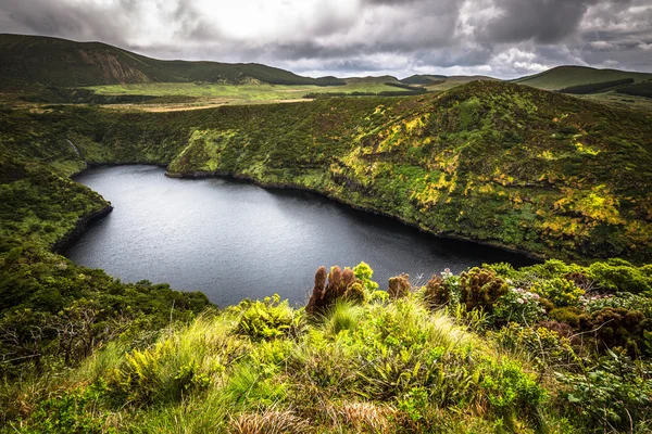 Paisaje de las Azores con lago en Isla Flores. Caldeira Funda. Por — Foto de Stock