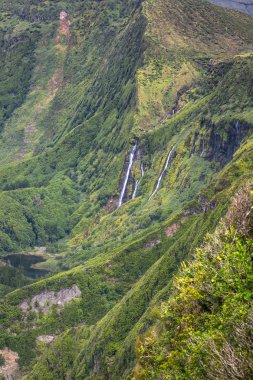 Azor, yatay, şelaleler ve kayalıklarla Flores adasında. Po