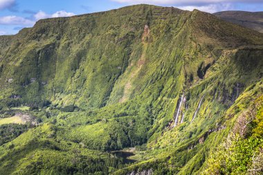 Azor, yatay, şelaleler ve kayalıklarla Flores adasında. Po