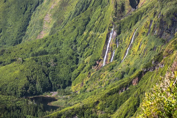 亚速尔群岛在弗洛雷斯岛的悬崖和瀑布景观。宝 — 图库照片