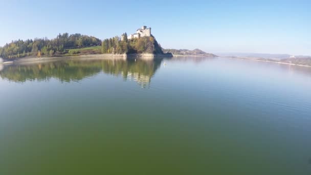 Повітряних кадри Нєдзица замок в місті Чорстин озеро у Польщі — стокове відео