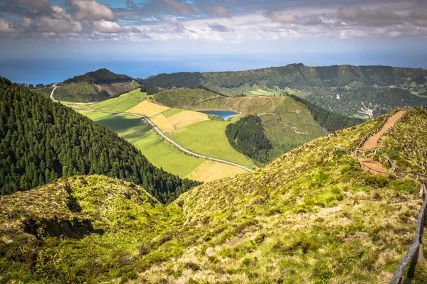 导致的抛撒 Cidades，偶氮类湖泊观的行走路径 — 图库照片