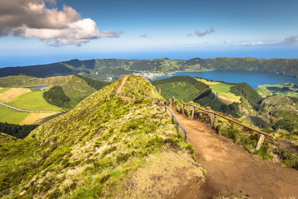 Sete Cidades Göller bir görünüm için önde gelen yol yürüme ve — Stok fotoğraf