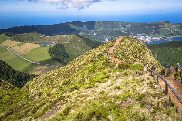 Wandelen pad leidt tot een uitzicht over de meren van Sete Cidades en — Stockfoto