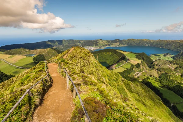 Walking path leading to a view on the lakes of Sete Cidades and — Stock Photo, Image