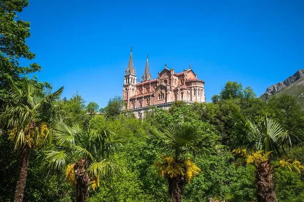 Bazylika santa maria, covadonga, asturias, Hiszpania — Zdjęcie stockowe