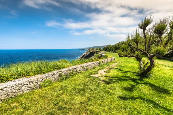 Área de penhasco na cidade resort de Llanes, Espanha — Fotografia de Stock