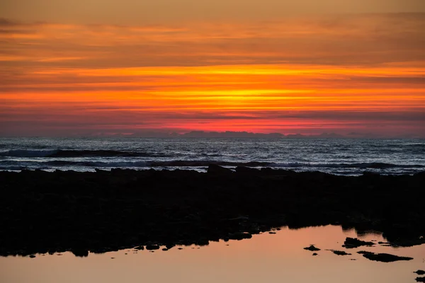 Pôr do sol na praia com céu bonito — Fotografia de Stock