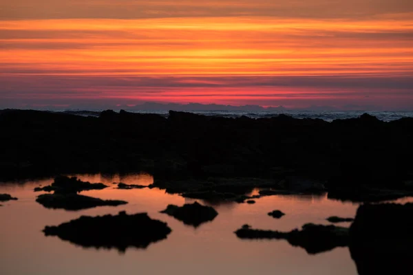 Zonsondergang op het strand met prachtige lucht — Stockfoto