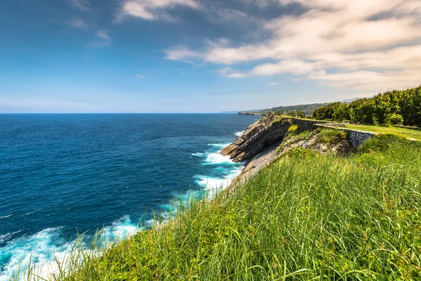 Área de penhasco na cidade resort de Llanes, Espanha — Fotografia de Stock