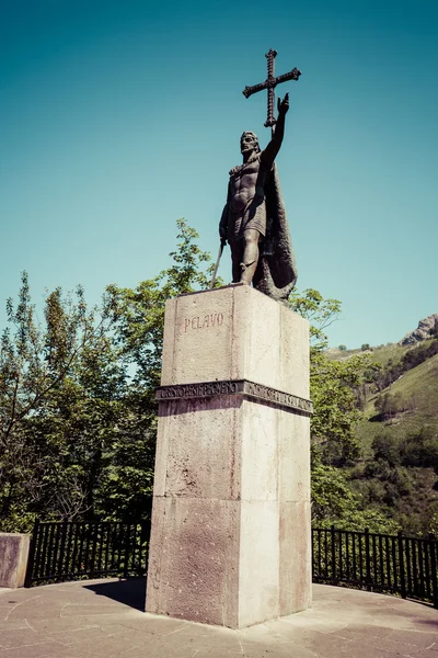 Oude koning pelayo beeldhouwkunst aan covadonga in asturias Spanje — Stockfoto