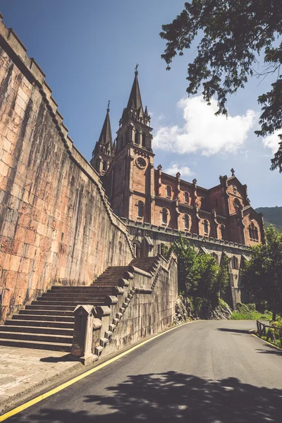 Bazylika santa maria, covadonga, asturias, Hiszpania — Zdjęcie stockowe