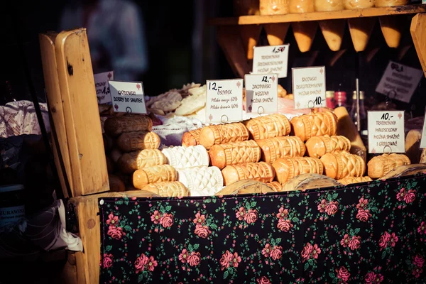 座の屋外市場で伝統的なポーランドのスモーク チーズ oscypek — ストック写真