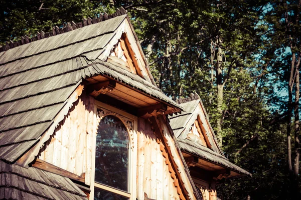 ザコパネ、ポーランドからのポーランドの伝統的な木造の小屋. — ストック写真