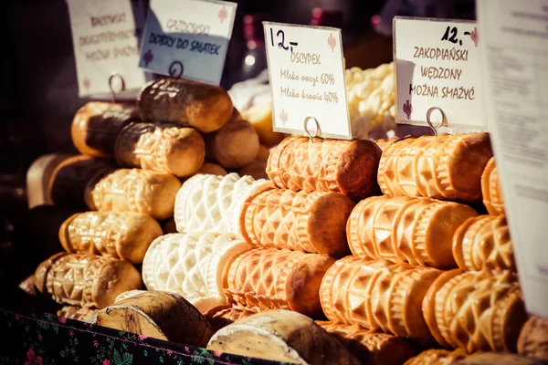 Polonês tradicional defumado queijo oscypek no mercado ao ar livre em Za — Fotografia de Stock
