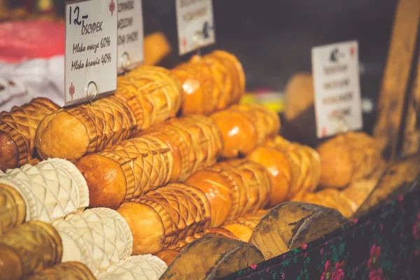 Παραδοσιακά πολωνικά καπνιστό τυρί oscypek σε υπαίθρια αγορά στην ανά — Φωτογραφία Αρχείου