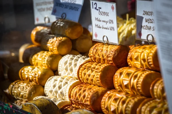 Traditional polish smoked cheese oscypek on outdoor market in Za — Stock Photo, Image