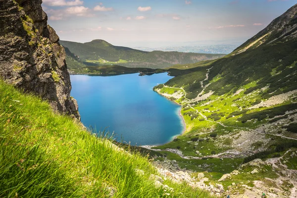 Hermoso paisaje de estanque negro Gasienicowy en las montañas de Tatra —  Fotos de Stock