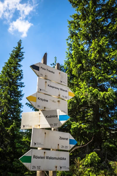 Direction sign on mountain trail, High Tatras, Poland — Stock Photo, Image