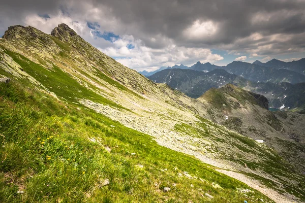 Vista das Montanhas Tatra a partir de trilhas para caminhadas. Polônia. A Europa . — Fotografia de Stock