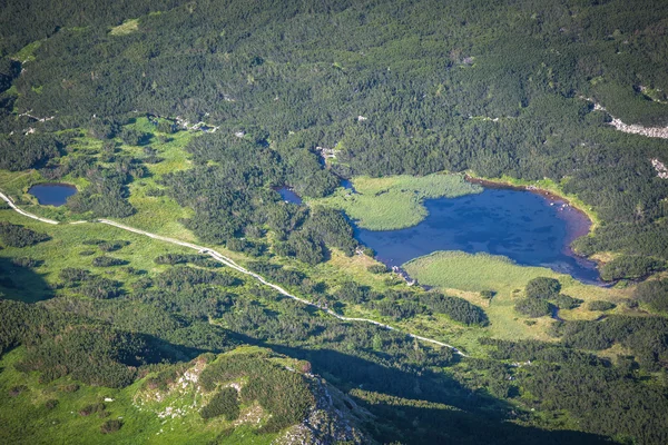 高山湖泊从顶部的视图 — 图库照片