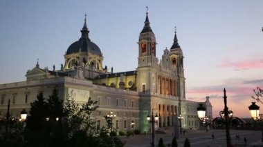Madrid, İspanya La Almudena Katedrali ve Kraliyet Sarayı.