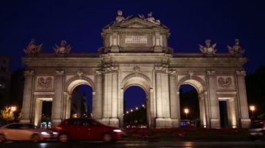 Puerta de Alcala Madrid, İspanya - bir anıt bağımsızlık Meydanı'nda gece görünümü