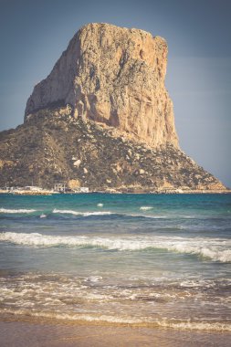 Calpe. Alicante. Arenal Bol plaj Akdeniz deniz İspanya.