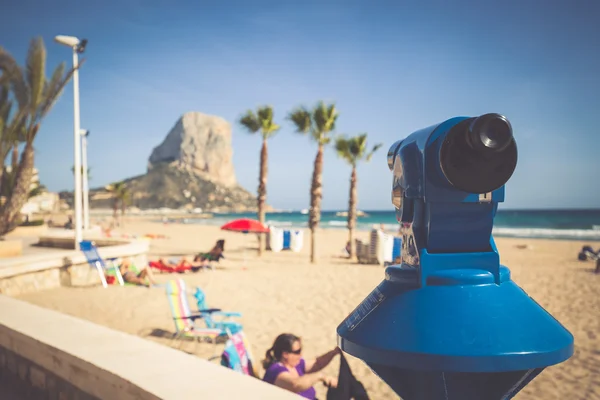 Toeristische telescoop wees op het strand van de Middellandse Zee-Re — Stockfoto