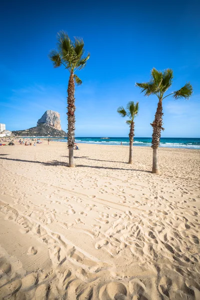 Calpe. Alicante. Arenal Bol plaj Akdeniz deniz İspanya. — Stok fotoğraf