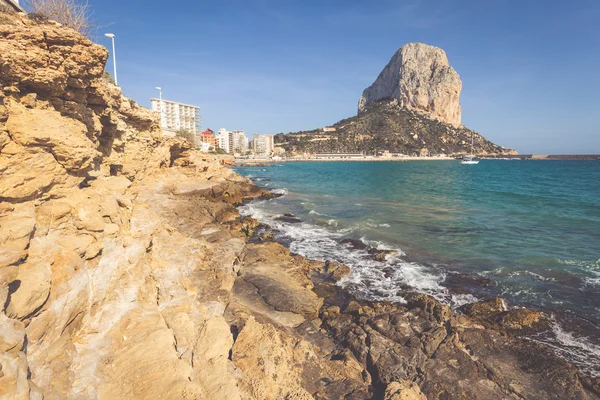 Известный средиземноморский курорт Кальпе в Испании — стоковое фото