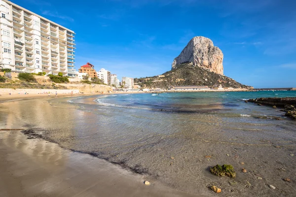 Известный средиземноморский курорт Кальпе в Испании — стоковое фото