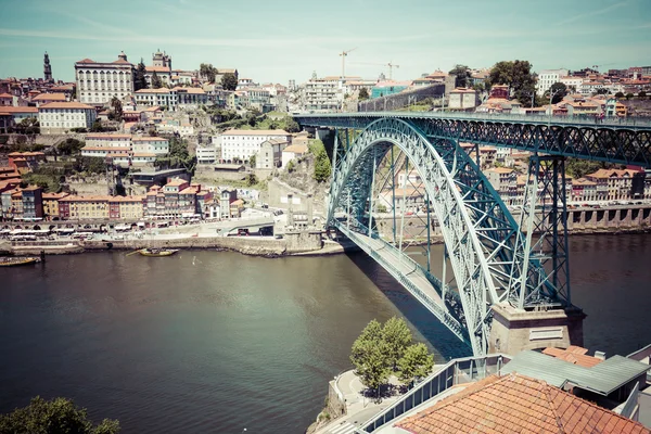 Pohled na historické město Porto, Portugal s Dom Luiz b — Stock fotografie