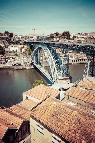 Vista de la histórica ciudad de Oporto, Portugal con el Dom Luiz b — Foto de Stock