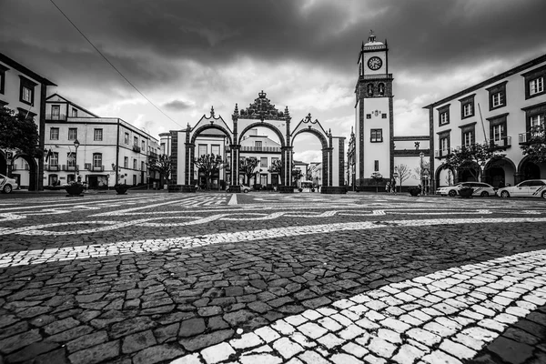 Ponta Delgada, Azorit, Portugali - 20. huhtikuuta 2015: Portas da Cida — kuvapankkivalokuva